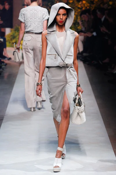 Look 28